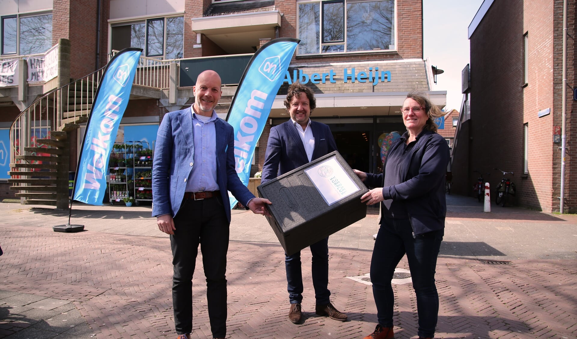 Wethouder George Becht (midden) 'viert' VoedselSurplus met Harald de Groot (Albert Heijn) en Desiree van de Vendel (Inloophuis ’t Centrum).