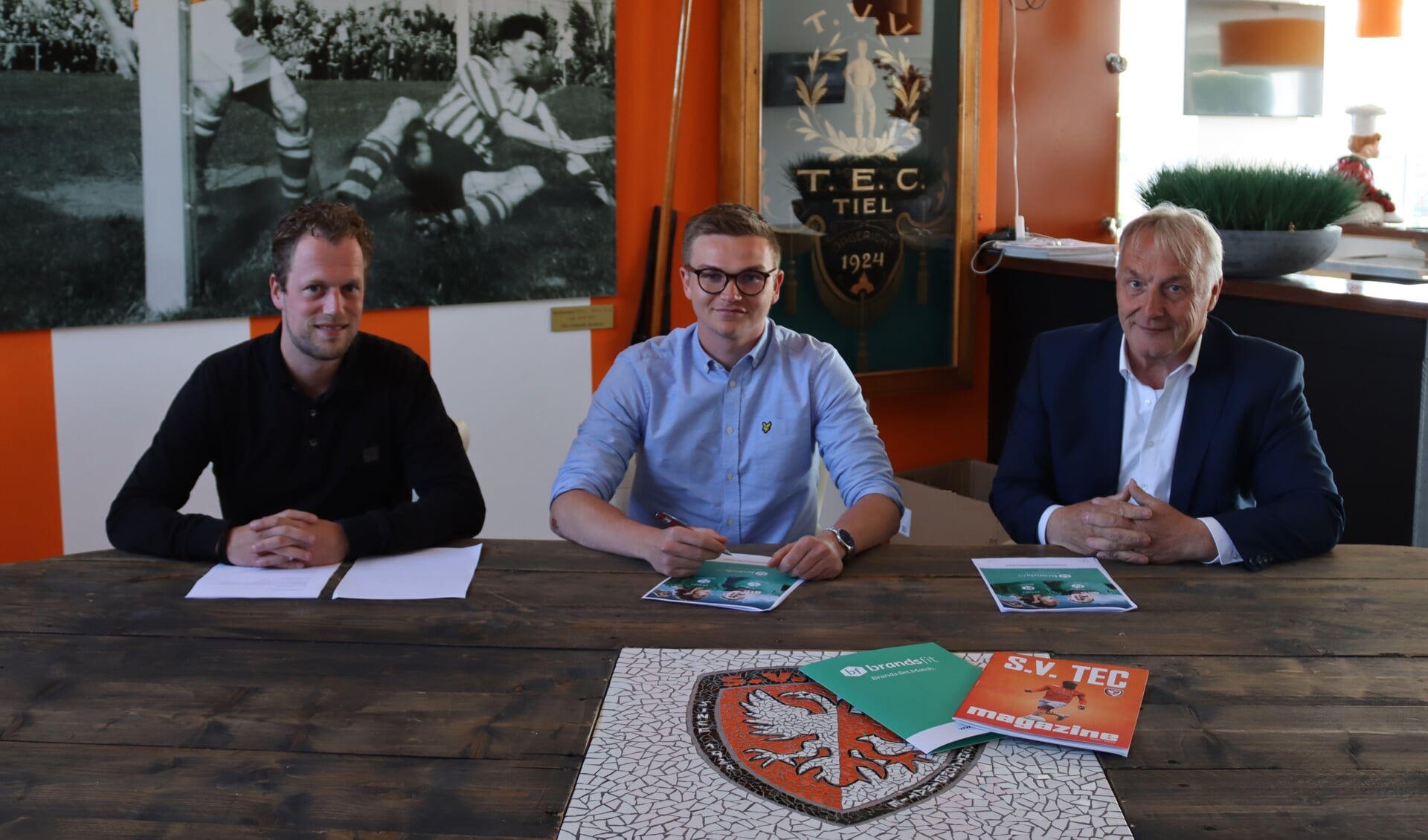 Enrico van Dijkhuizen bestuurslid facilitair, Arne Van Den Bossche Sales advisor Benelux Patrick en Johan Verweij.