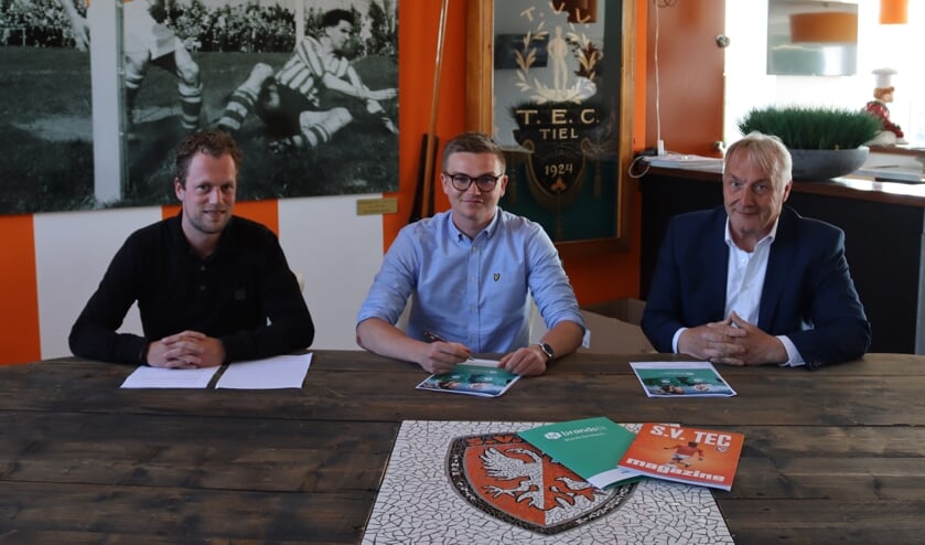 <p>Enrico van Dijkhuizen bestuurslid facilitair, Arne Van Den Bossche Sales advisor Benelux Patrick en Johan Verweij.</p>