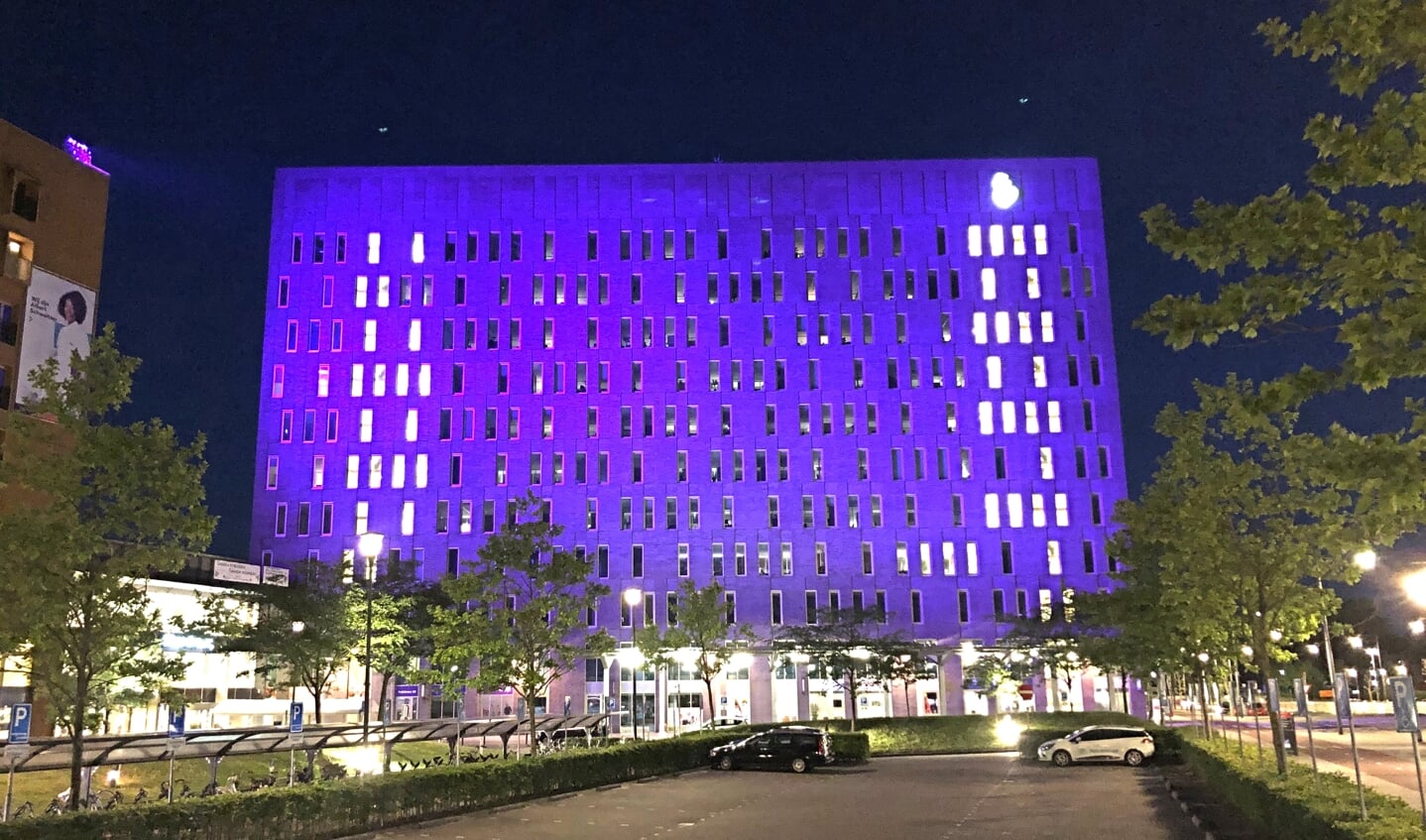 • Net als op Wereld IBD-Dag 2020 kleurt het poli- en kantorengebouw aan de Albert Schweitzerplaats weer twee avonden lang paars. 