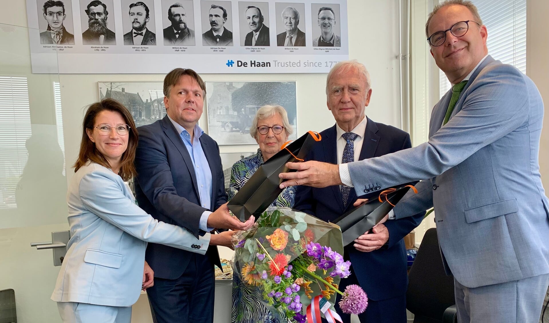 • Burgemeester Jaap Paans (rechts) tijdens zijn felicitatiebezoek aan De Haan.