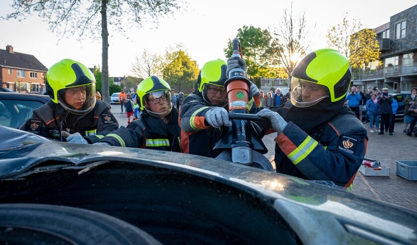 <p>• Met vereende kracht het dak verwijderen om het slachtoffer te bevrijden.</p>