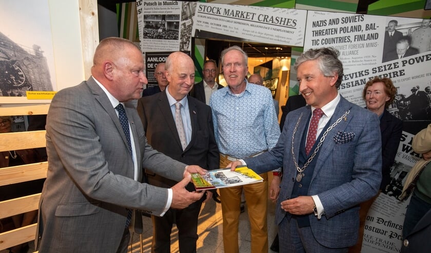 <p>Burgemeester Hans Beenakker ontvang het magazine van Juraan de Mol, Emile Smit en Peter Schipper kijken toe.</p>
