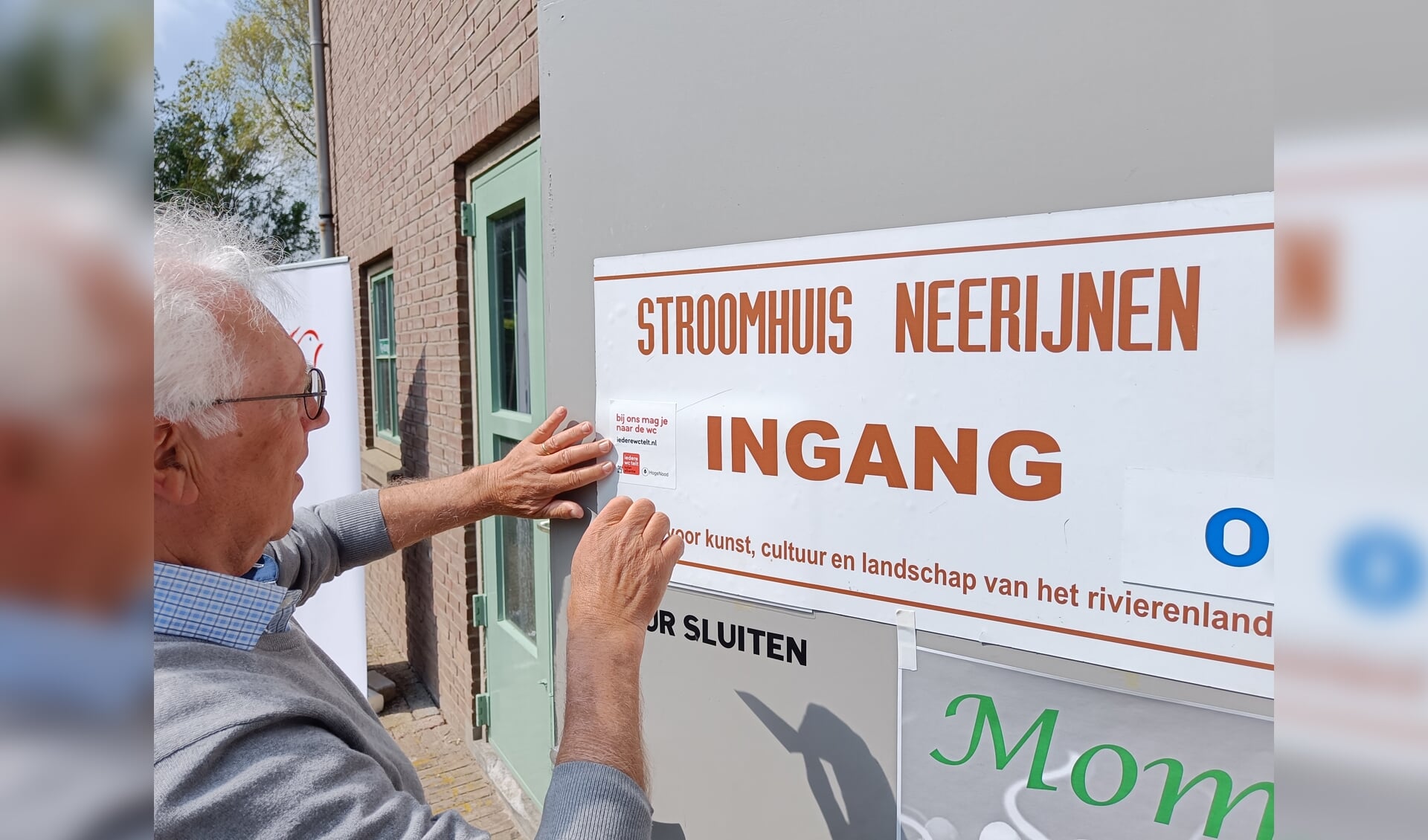 Voorzitter A.v.d.Velde laat met een sticker zien dat ook Stroomhuis Neerijnen zich schaart achter 'Iedere WC telt, ook  in West Betuwe. Het Stroomhuis staat voortaan in de HogeNood-app voor mensen met buik- en/of blaasproblemen.. 