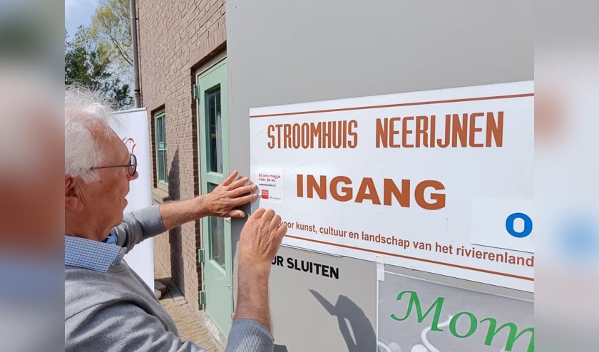 Voorzitter A.v.d.Velde laat met een sticker zien dat ook Stroomhuis Neerijnen zich schaart achter 'Iedere WC telt, ook  in West Betuwe. Het Stroomhuis staat voortaan in de HogeNood-app voor mensen met buik- en/of blaasproblemen..   