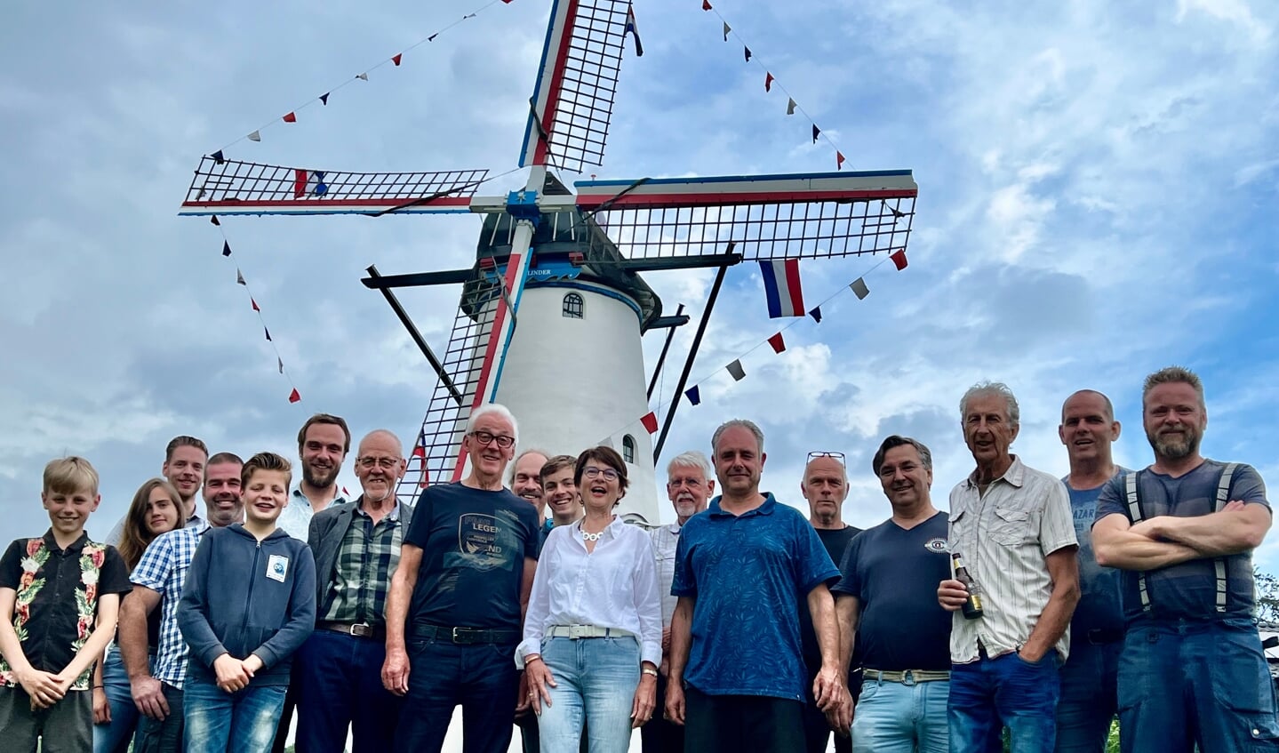 Molenaars uit het Rivierengebied vieren een klein feestje bij de  witte molen De Vlinder in Deil.