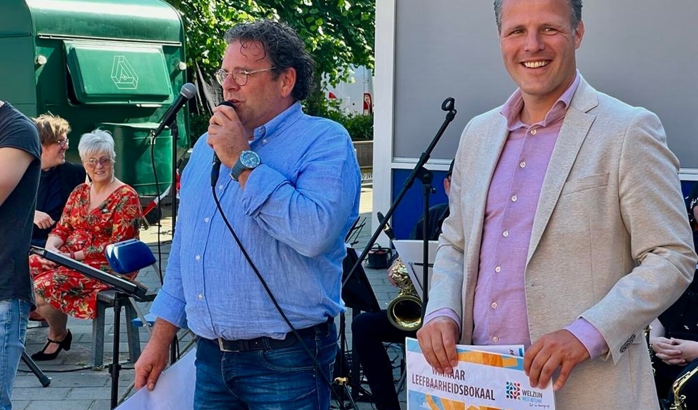 Marcel de Valk maakt de winnaar van de stimuleringsprijs bekend.