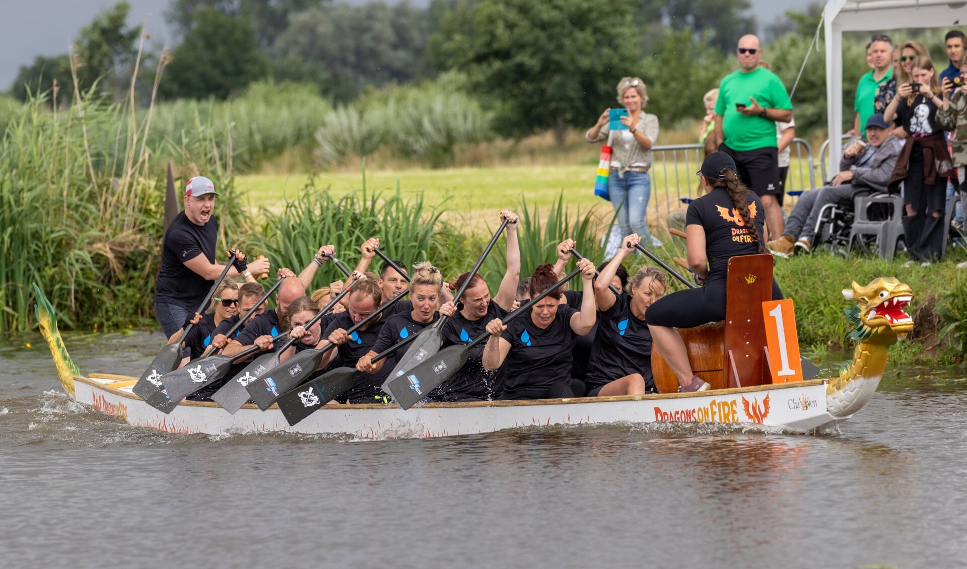 • De drakenbootraces zorgde zaterdag voor veel spektakel in Almkerk.