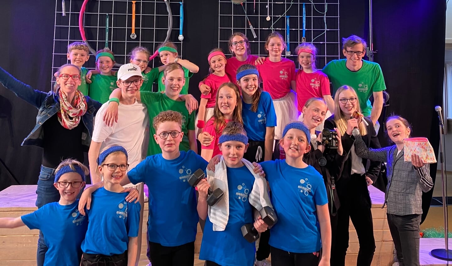 • Een groepsfoto van Amazing na afloop van de musical. Op de middelste rij links staat Hanneke Scherff.