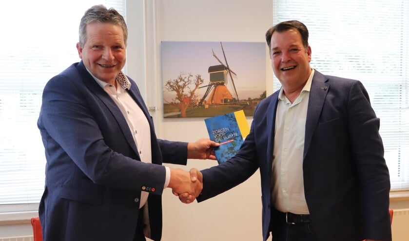 <p>Fractievoorzitters Bert de Leede en Adrie Strien ondertekenden het bestuursakkoord.</p>