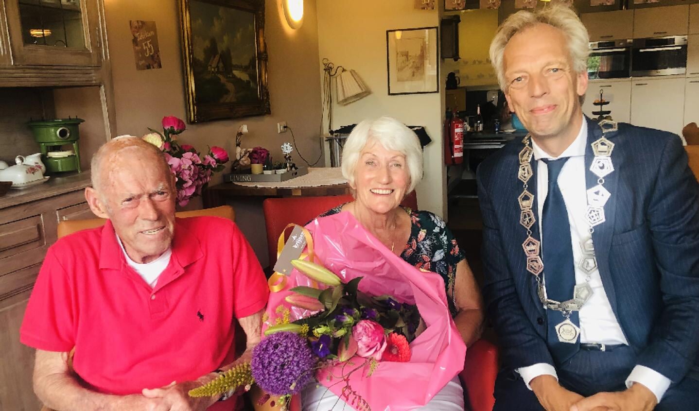• Het echtpaar met de burgemeester.