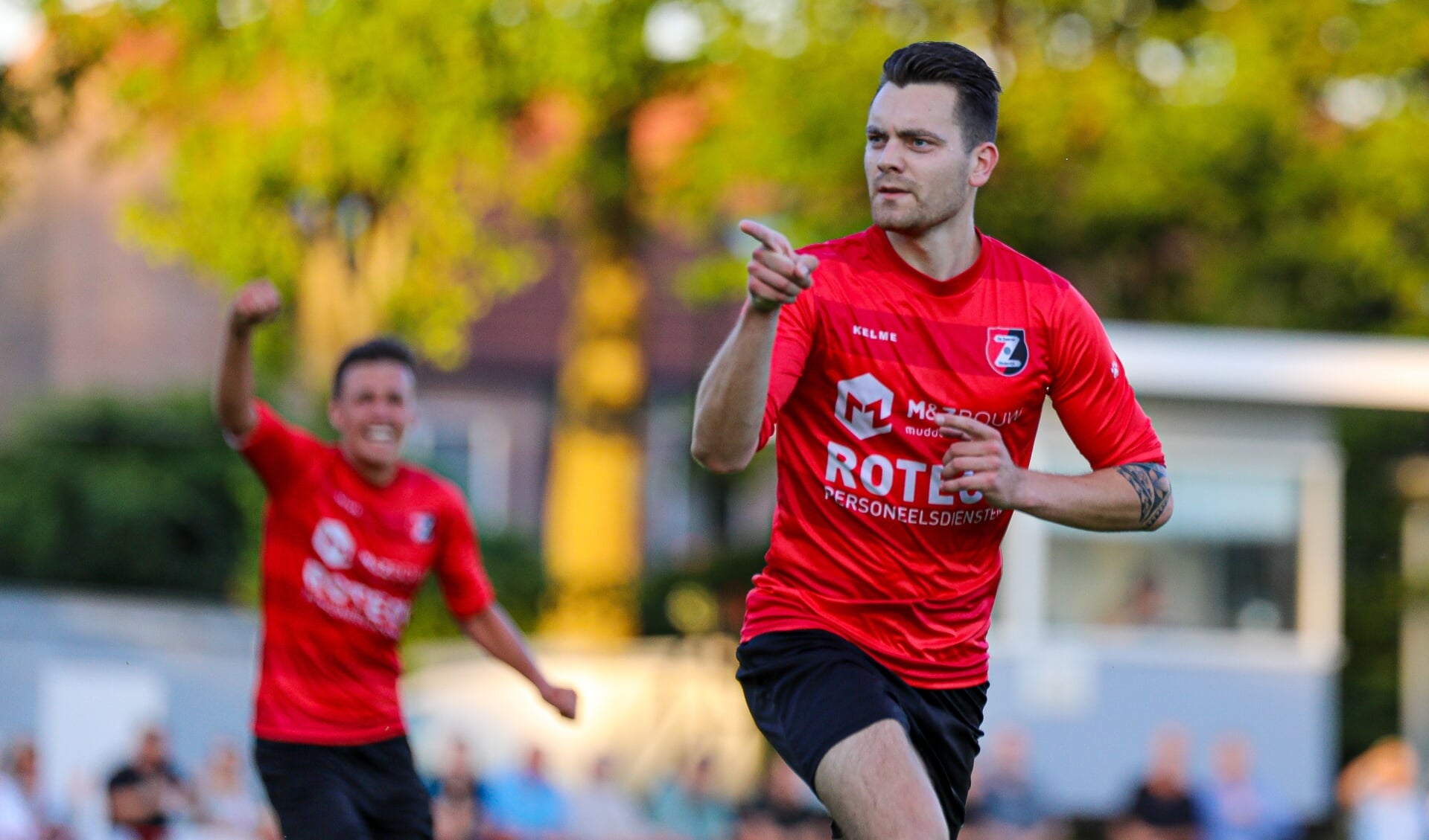 • Glenn Weijts in de halve finale van de nacompetitie tegen FC Breukelen.