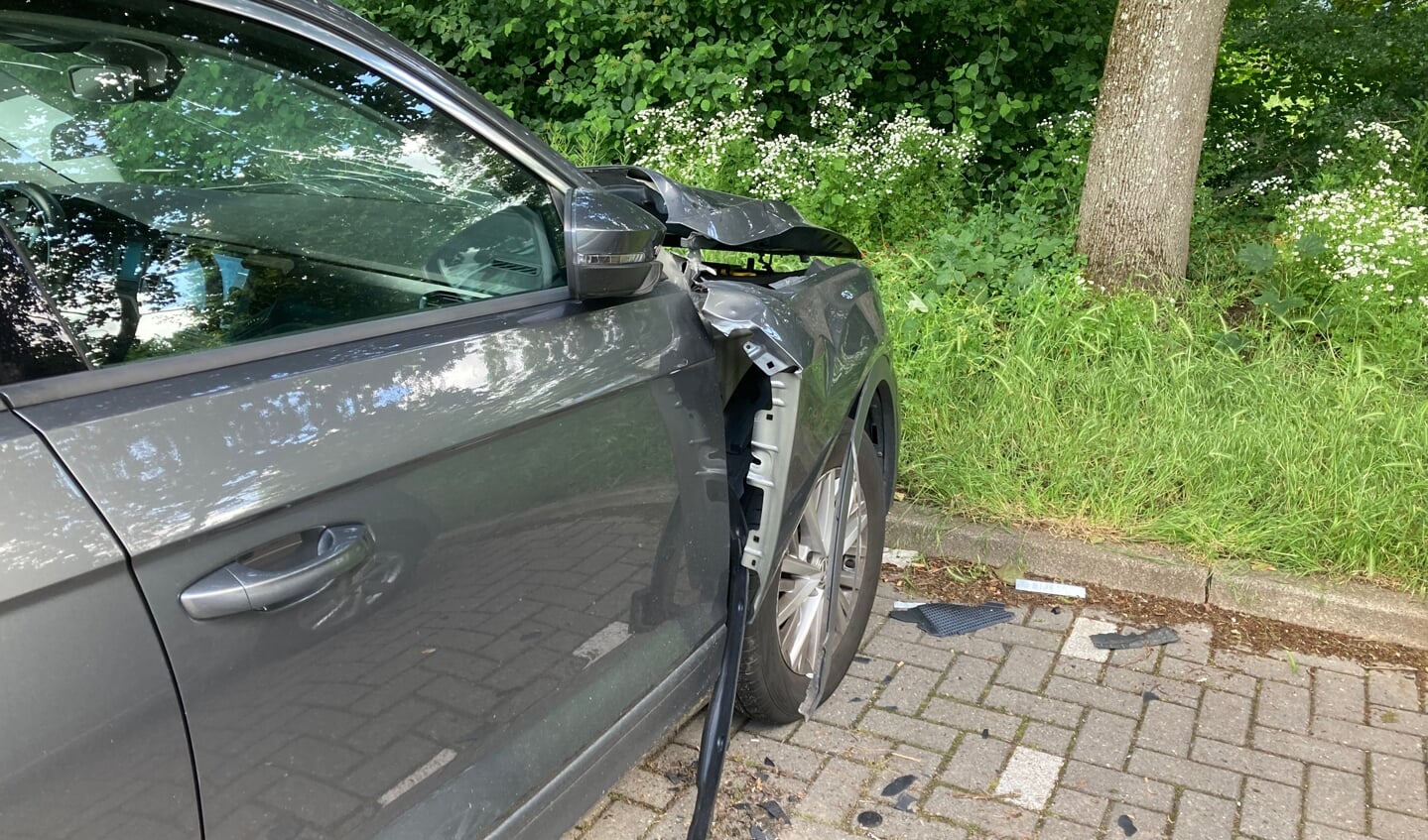 De beschadigde auto op de Landingsplaats.