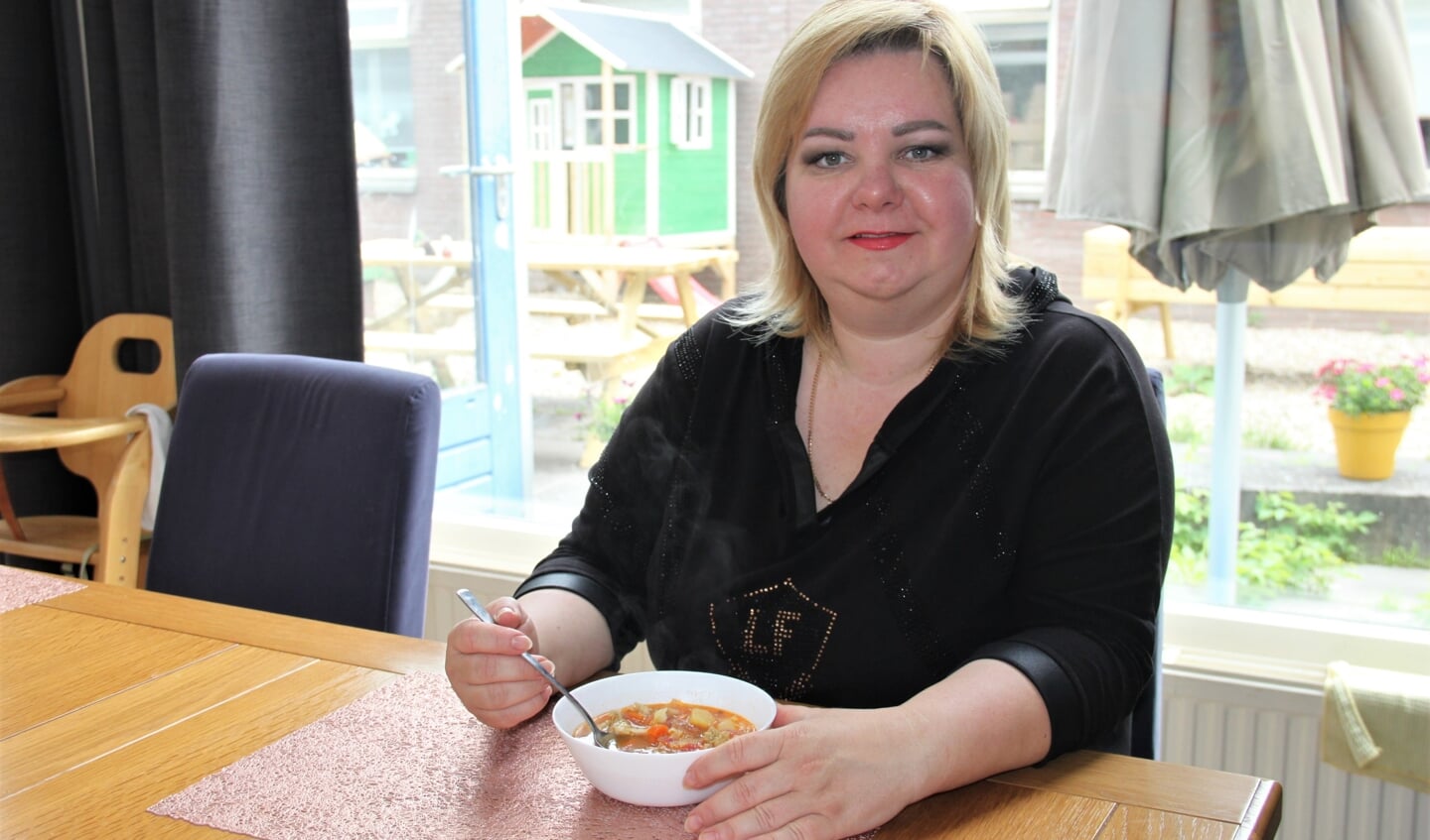 • Marina Boiko met een kommetje Borsjt, hét gerecht van Oekraïne.