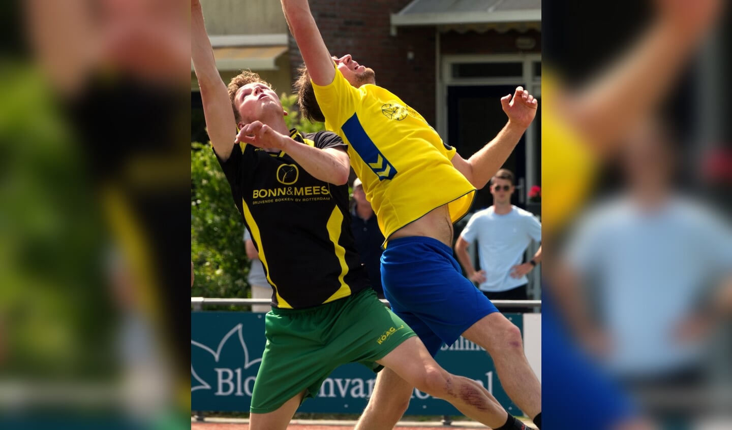 • Rein Douma (l) in actie.