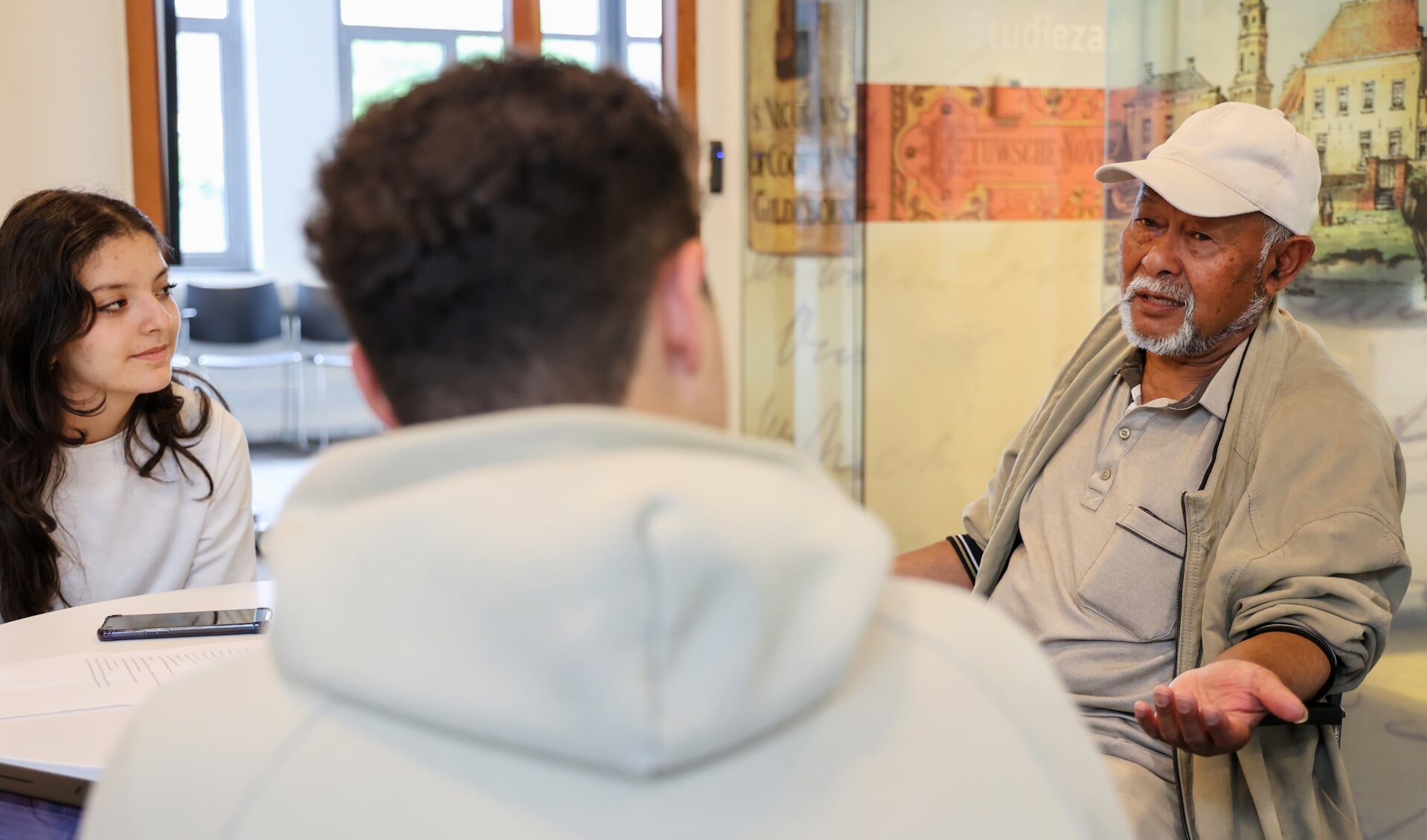• Jongeren interviewen een Molukse oudere bij het RAR