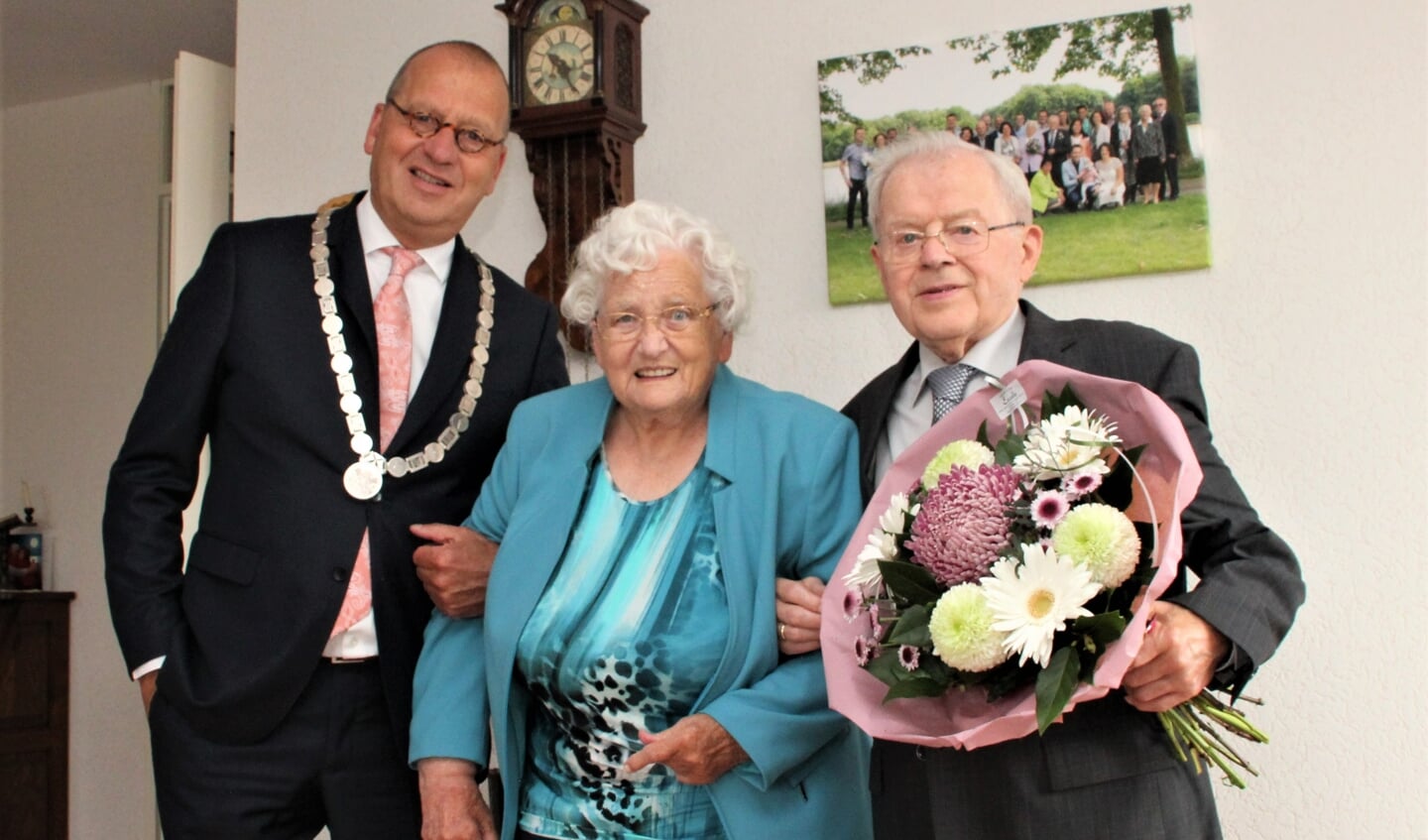 • Burgemeester Segers met echtpaar Deelen.