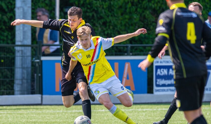 Actiebeeld van de voetbalwedstrijd tussen Spirit en Strijen in Ouderkerk aan den IJssel.