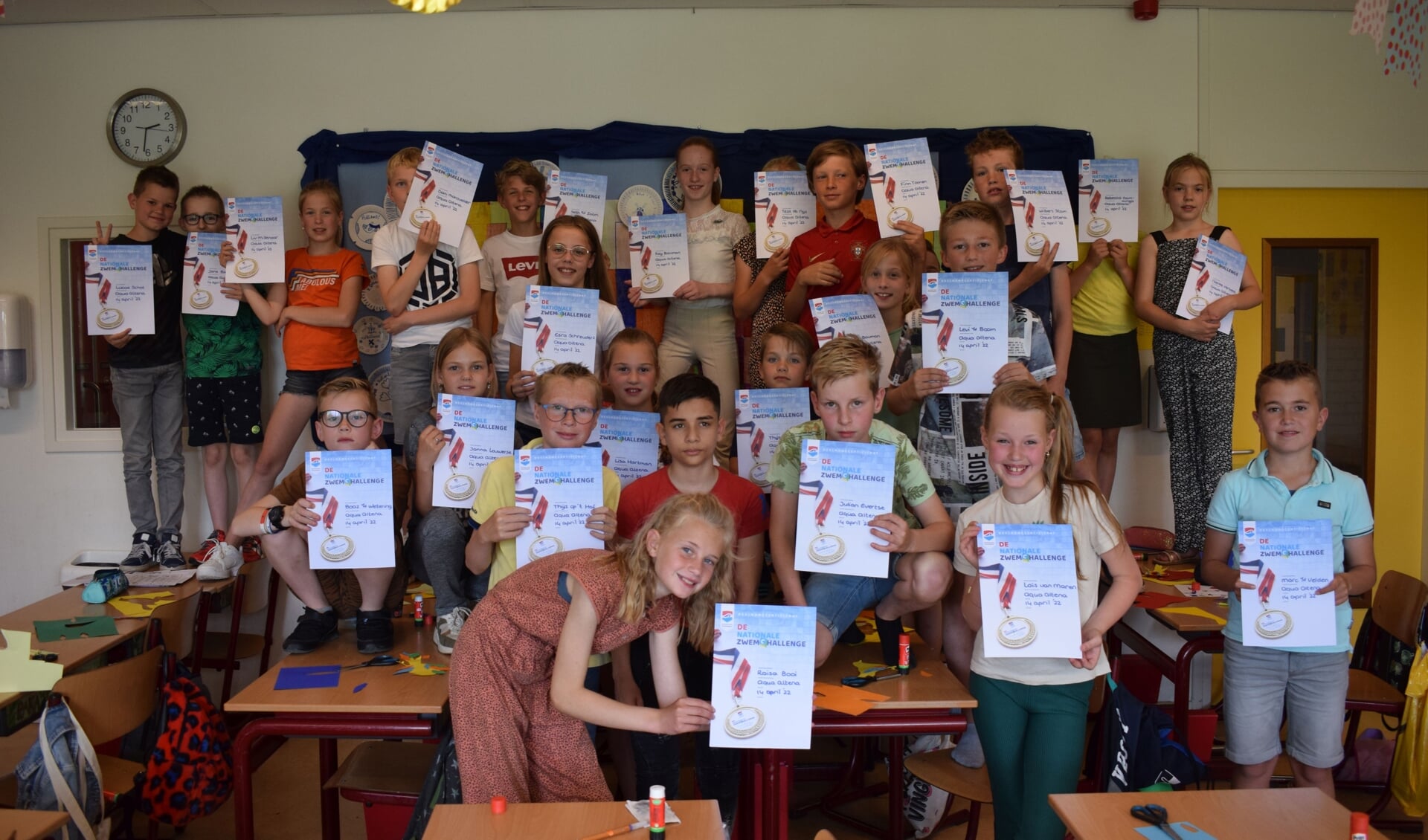 • De trotse leerlingen van groep 5 en 6 van CBS de Hoeksteen uit Wijk en Aalburg.