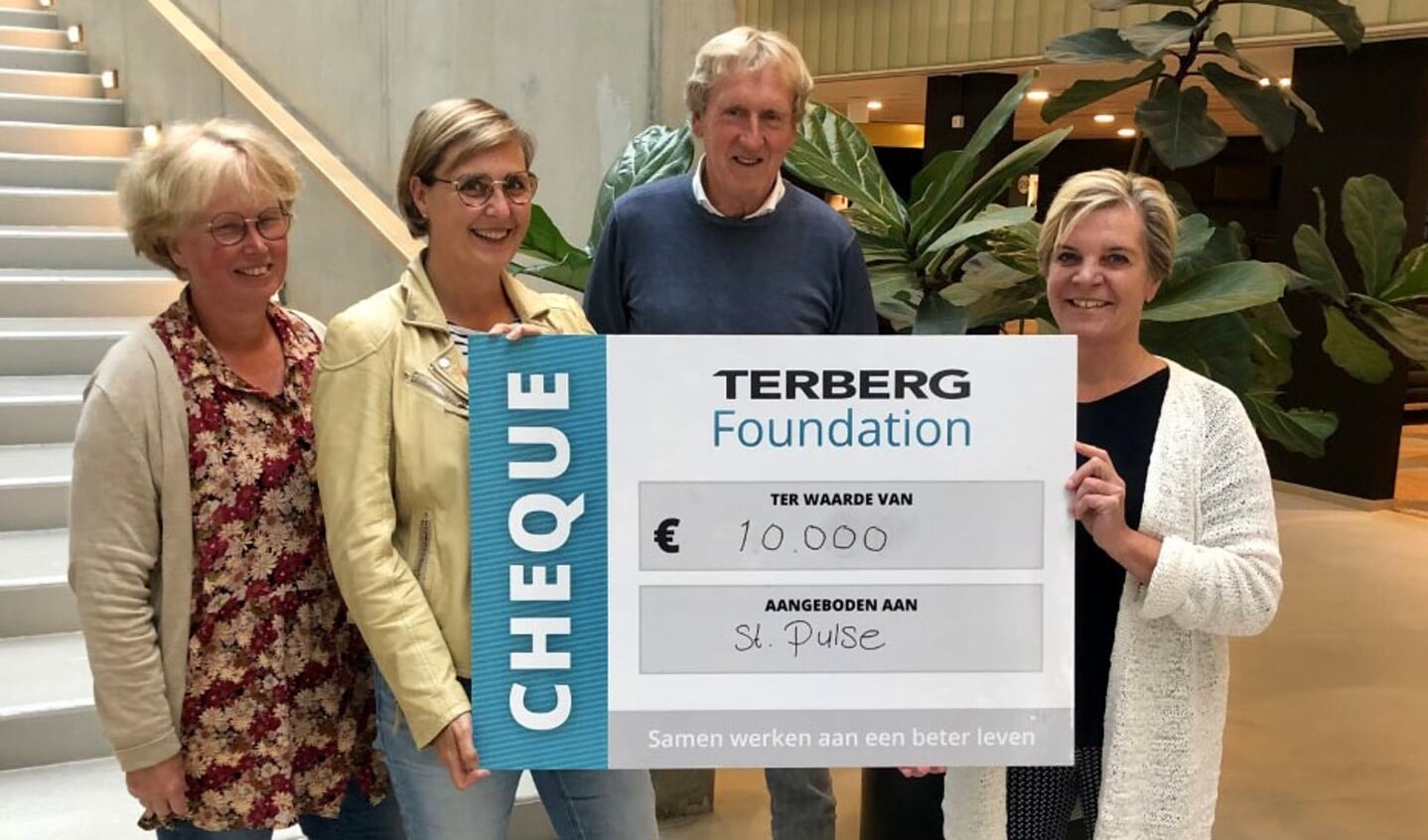 Taaldocent Diana van Kruistum & Yvette Huige (directeur bestuurder Stichting Pulse) nemen de cheque in ontvangst van Marlies Terberg (voorzitter bestuur Terberg Foundation) en Jan Terberg (lid raad van advies Terberg Foundation).