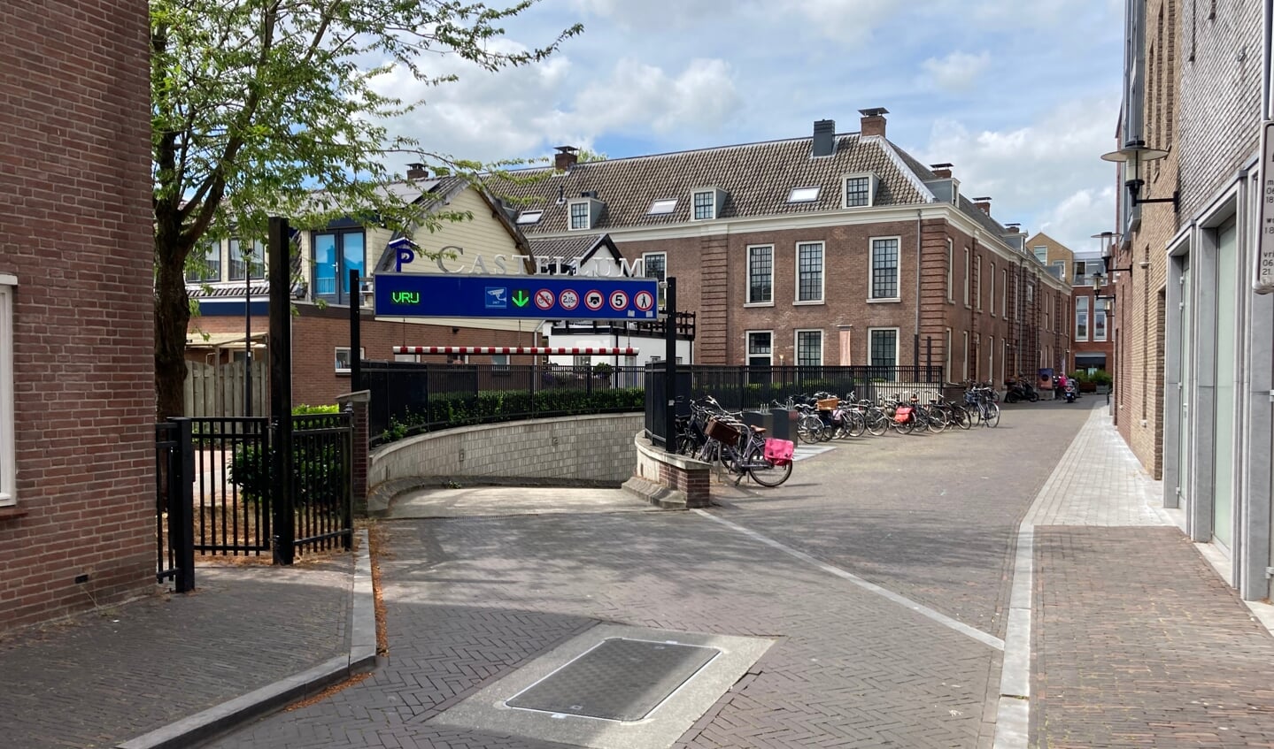 • Ingang van parkeergarage Castellum in Woerden. 