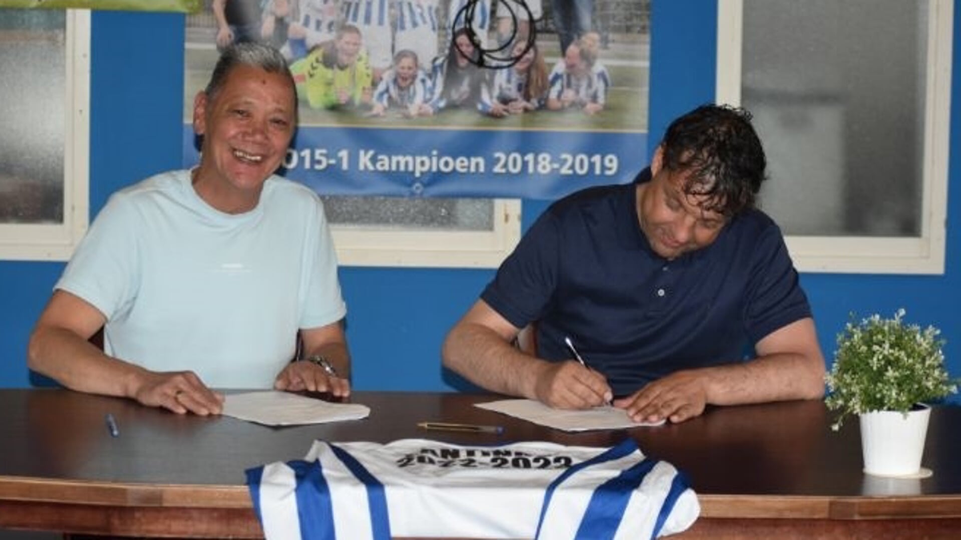 • Raymond Lantinga (r) tekende in 2022 zijn contract bij VSV Vreeswijk.