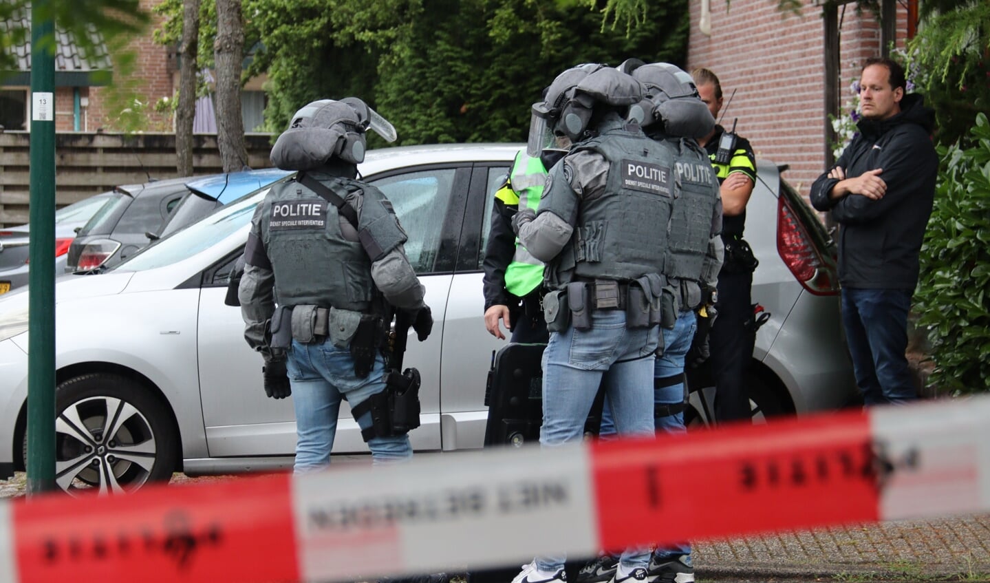• Er stond een arrestatieteam klaar om de woning binnen te vallen.