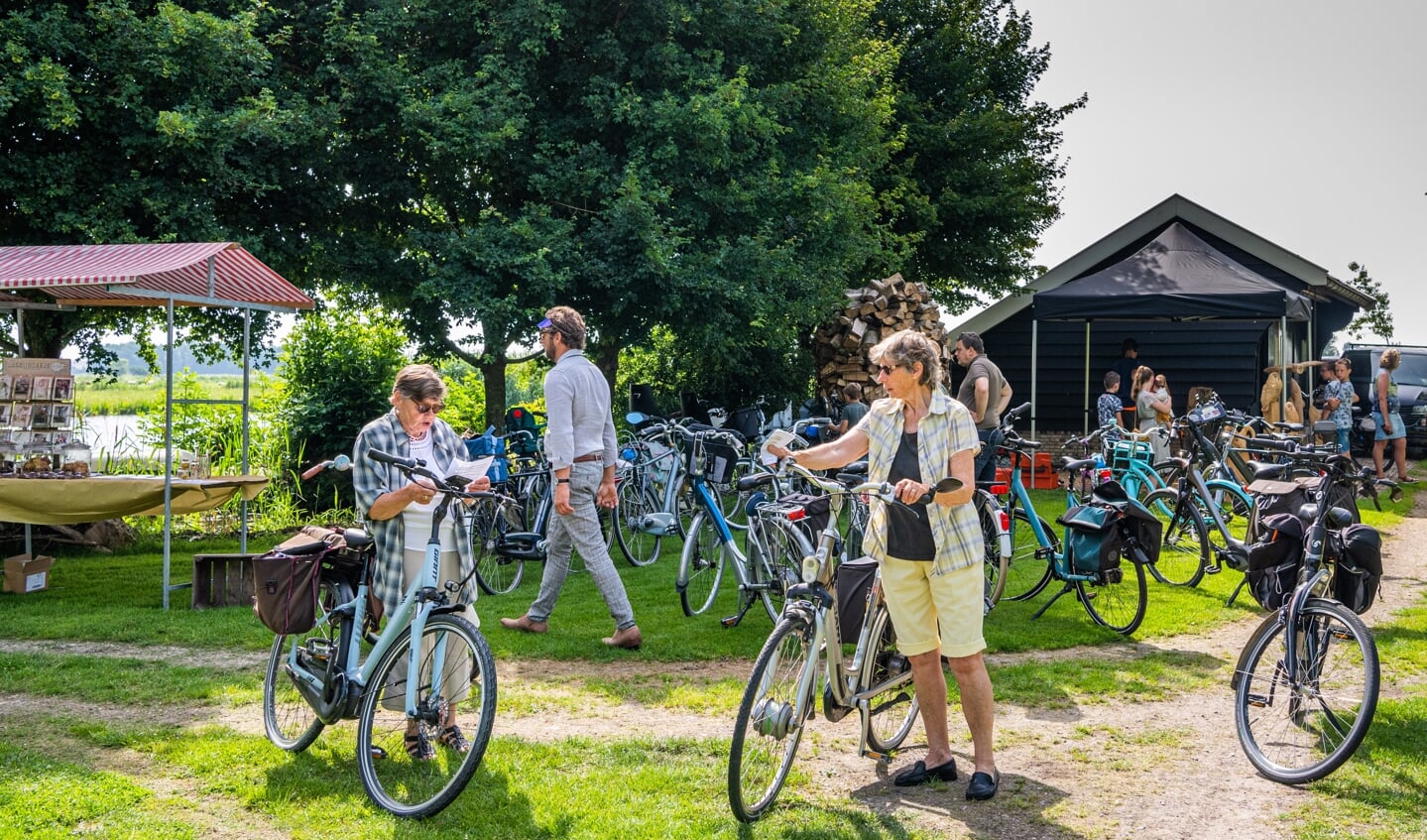 • Tijdens tocht, die langs de mooiste plekjes voerde, konden de deelnemers bij de diverse stopplaatsen genieten van koffie, een hapje en muziek.