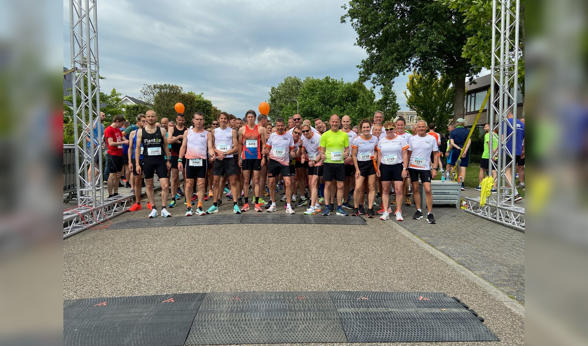 • De groep die meedeed aan de halve marathon in IJsselstein.