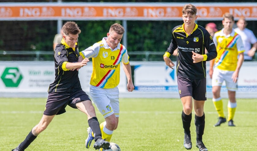 Actiebeeld van de voetbalwedstrijd tussen Spirit en Strijen in Ouderkerk aan den IJssel.
