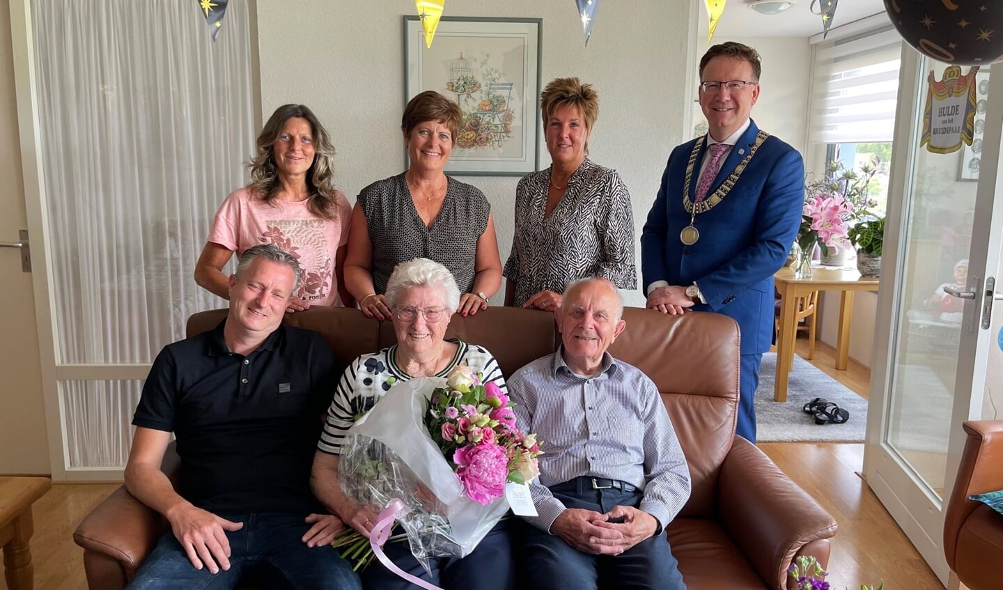 • En weer een foto voor in het album; van het vierde huwelijksjubileum met burgemeester.