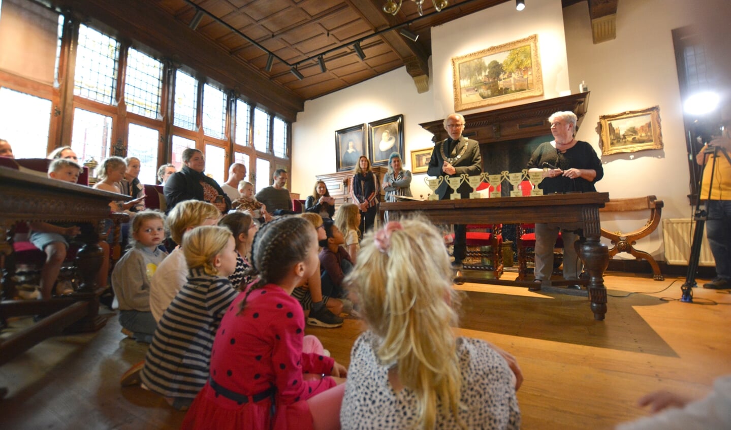 • De burgemeester reikte de prijzen uit in het Stadsmuseum Woerden.