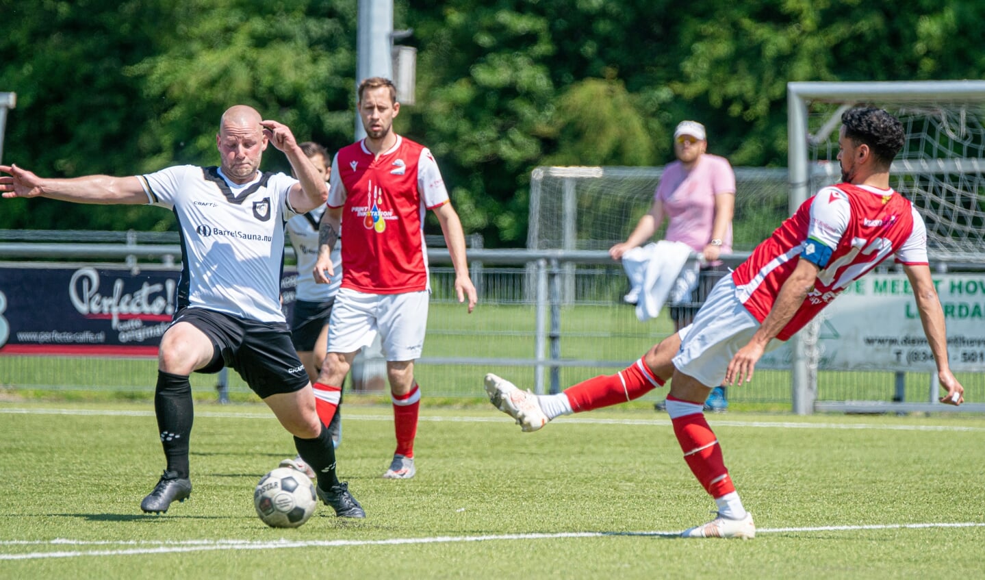 • Boudou (rechts) nog in het shirt van Leerdam Sport.