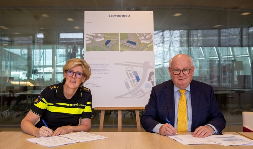 <p>Petra Bosman, directeur van het Politie Diensten Centrum, tekende namens de politie. Burgemeester Frans Backhuijs tekende namens de gemeente Nieuwegein.</p>  
