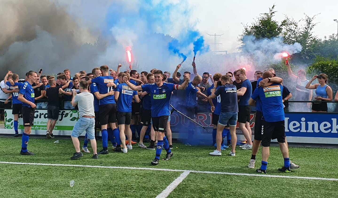 • Bergambacht promoveert naar derde klasse.