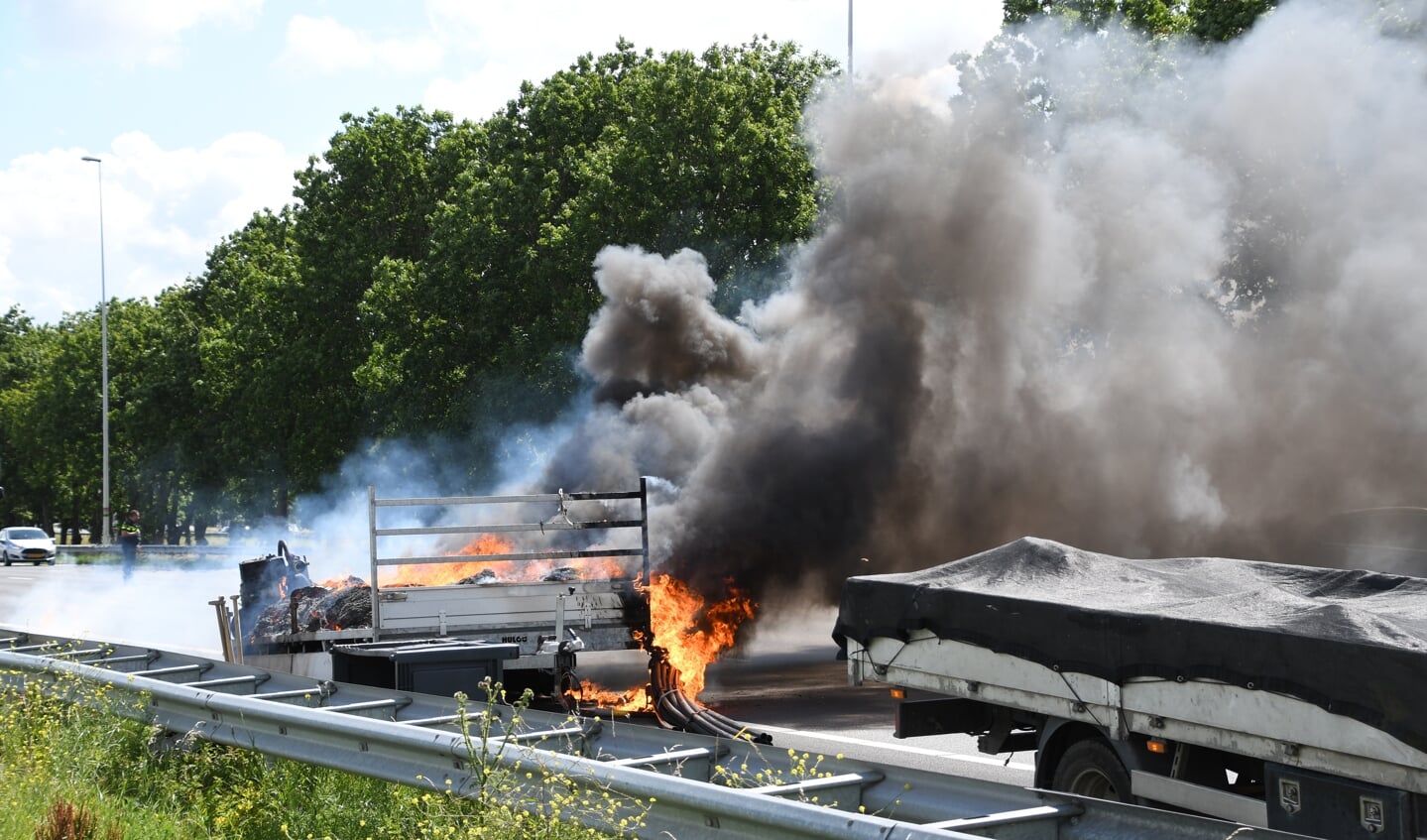 • Door de brand moesten drie rijstroken van de A12 worden afgesloten.