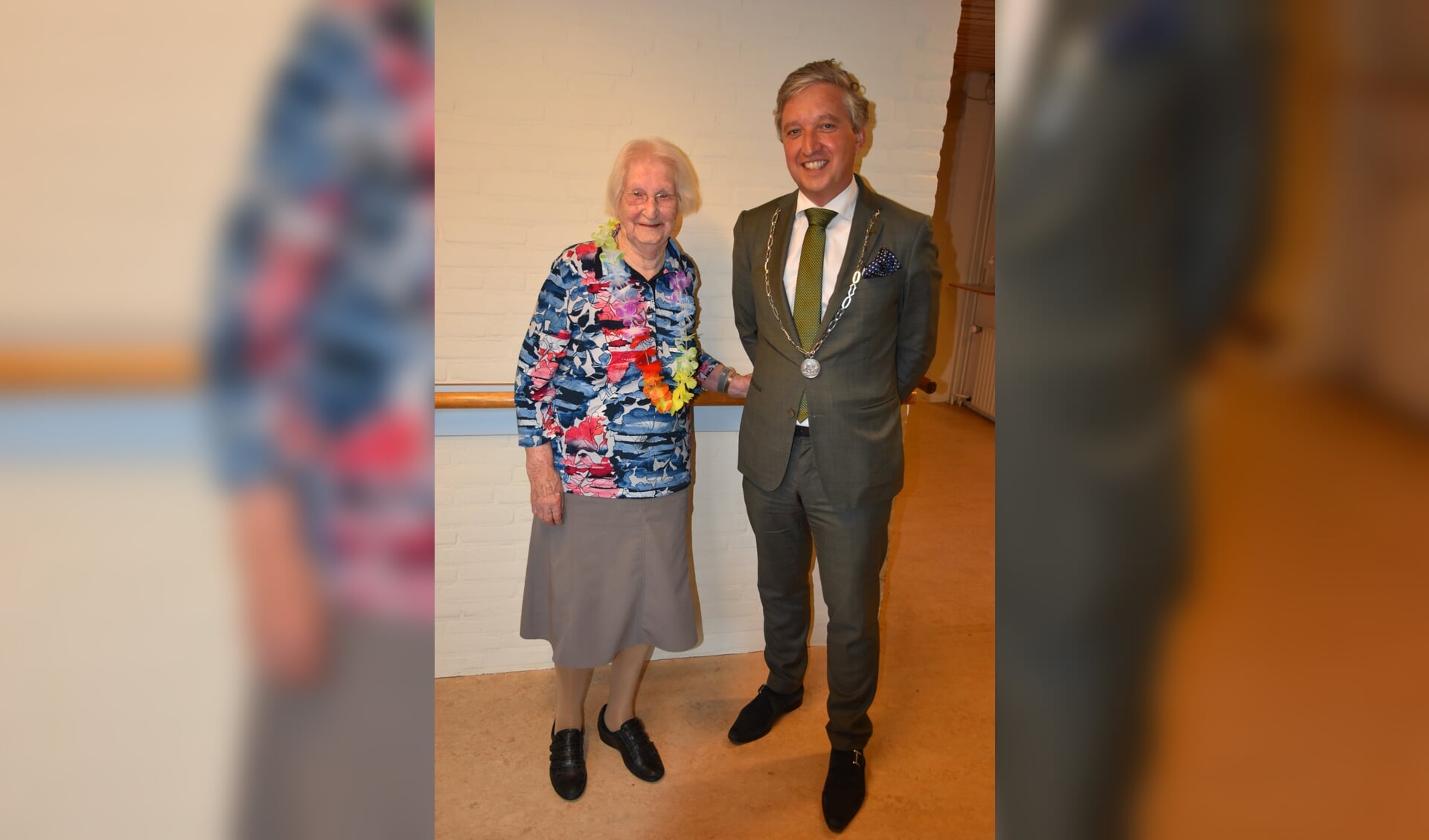 • Mevrouw Valkis-Stappershoef werd gefeliciteerd door burgemeester Hans Beenakker.