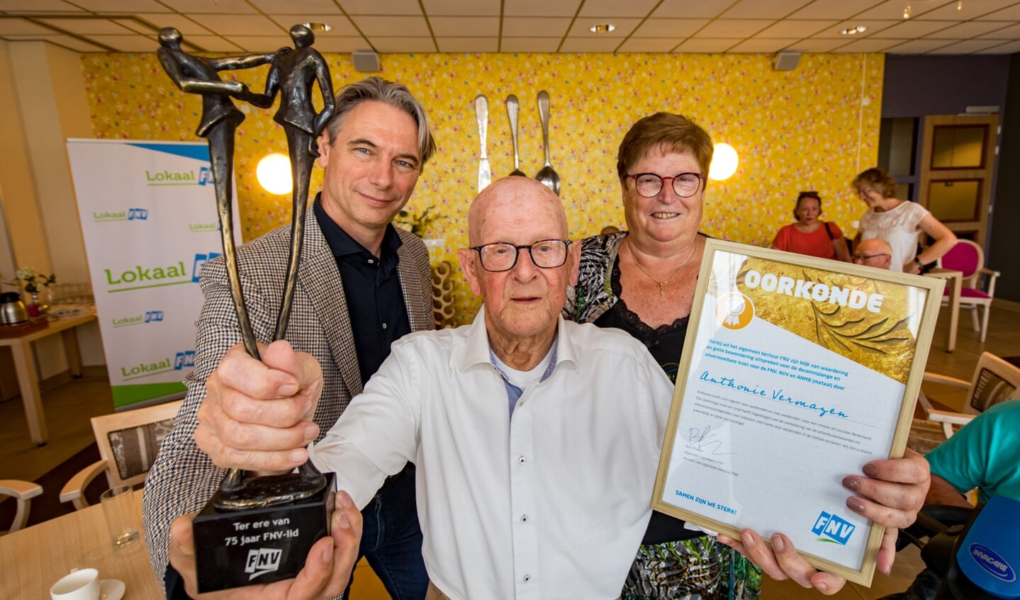 Anthon Vermazen, 100 jaar oud en al 84 jaar lid van het FNV, hier samen met zijn vrouw, Truus Vermeulen en de voorzitter van de FNV.