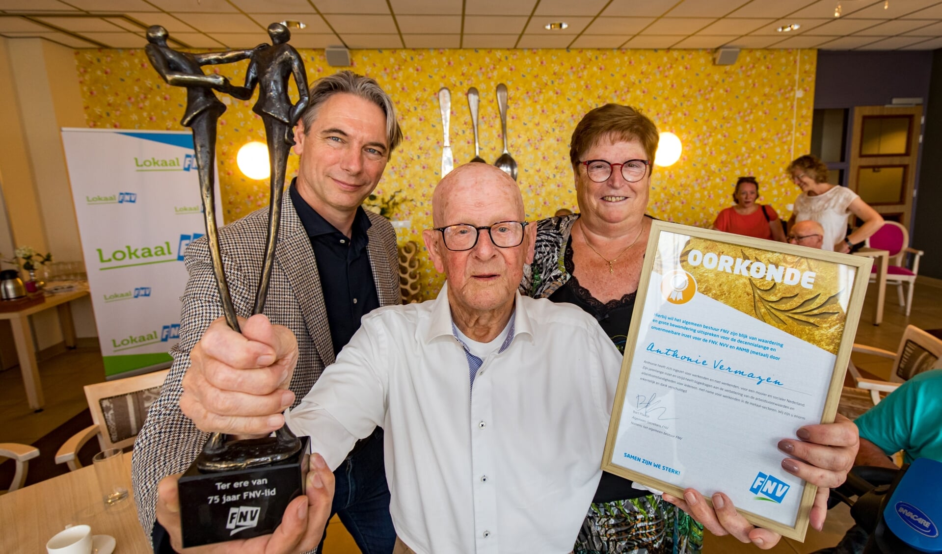 Anthon Vermazen, 100 jaar oud en al 84 jaar lid van het FNV, hier samen met zijn vrouw, Truus Vermeulen en de voorzitter van de FNV. 
