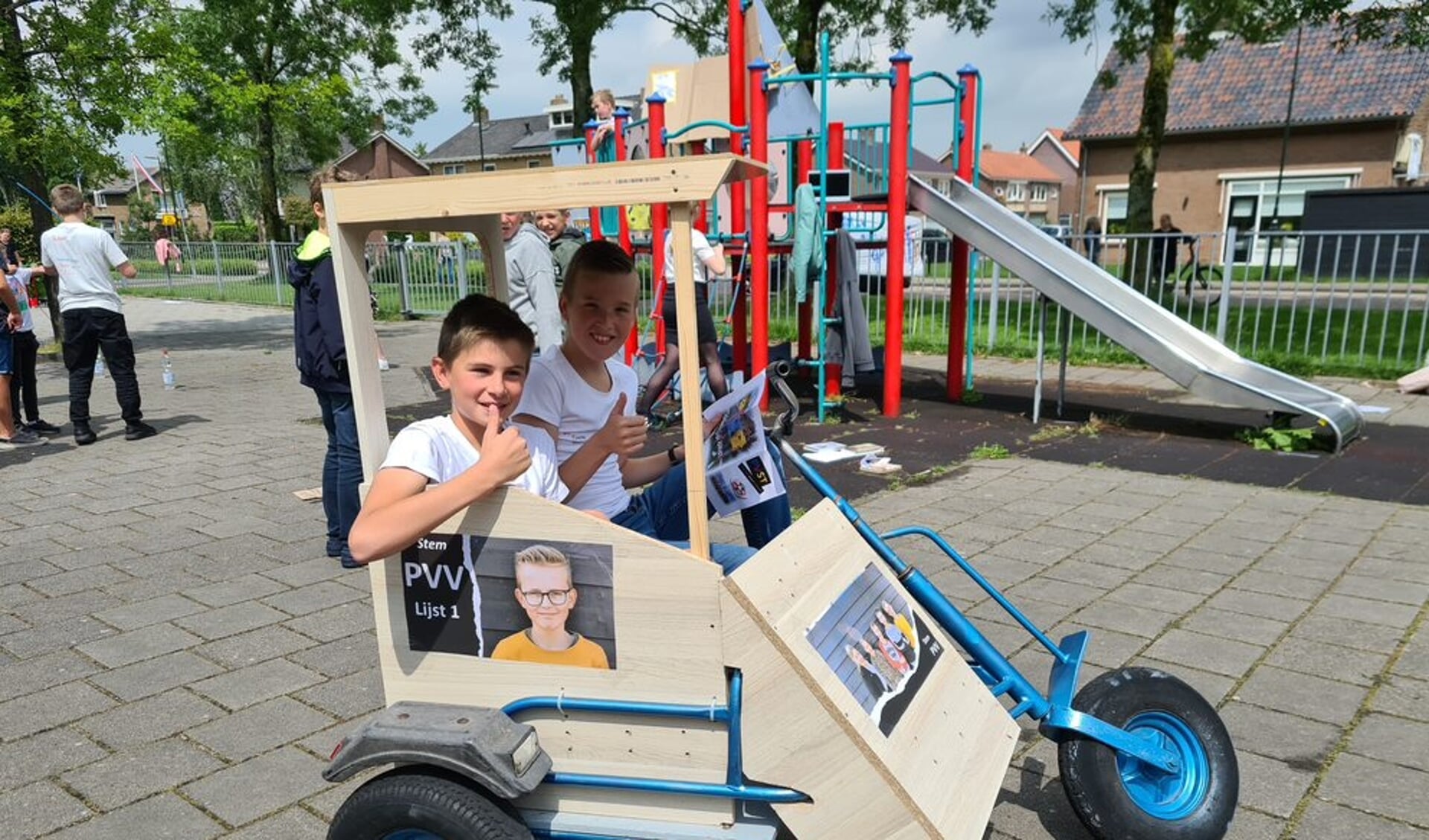 • De PVV voerde campagne op het schoolplein.