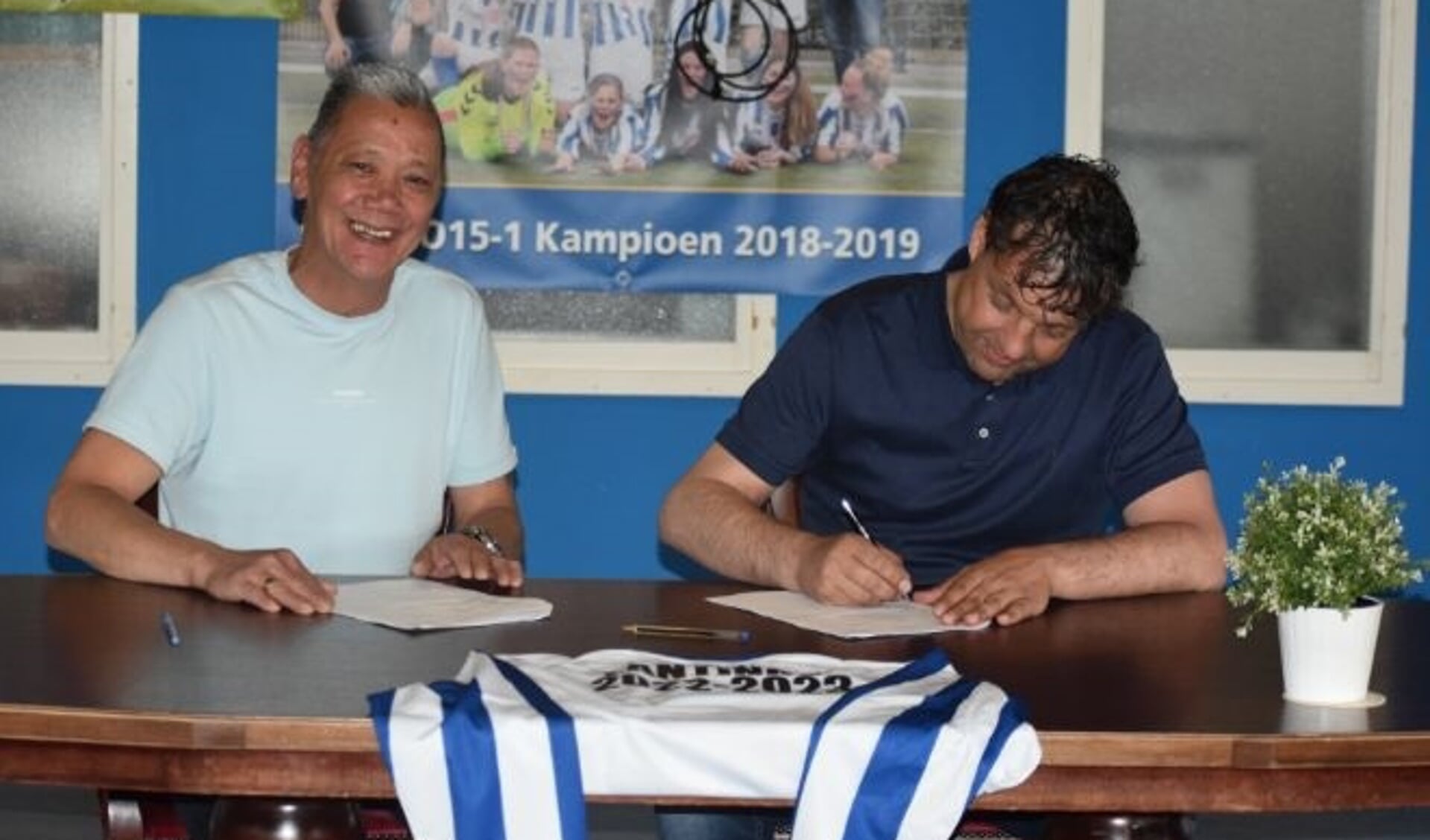Raymond Lantinga (rechts) tekent zijn contract bij VSV Vreeswijk. Naast hem zit voorzitter Frans Schultz.
