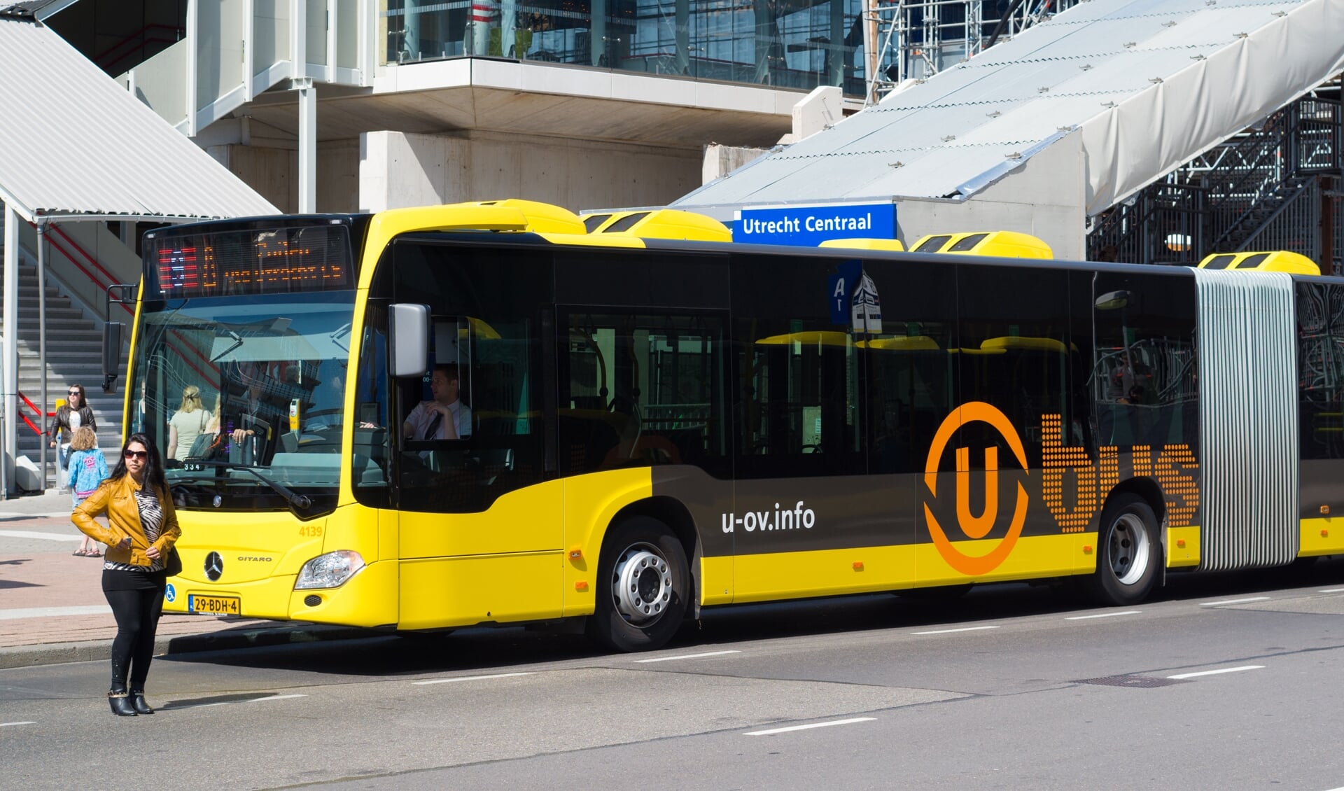 Bus bij het centraal station in Utrecht.