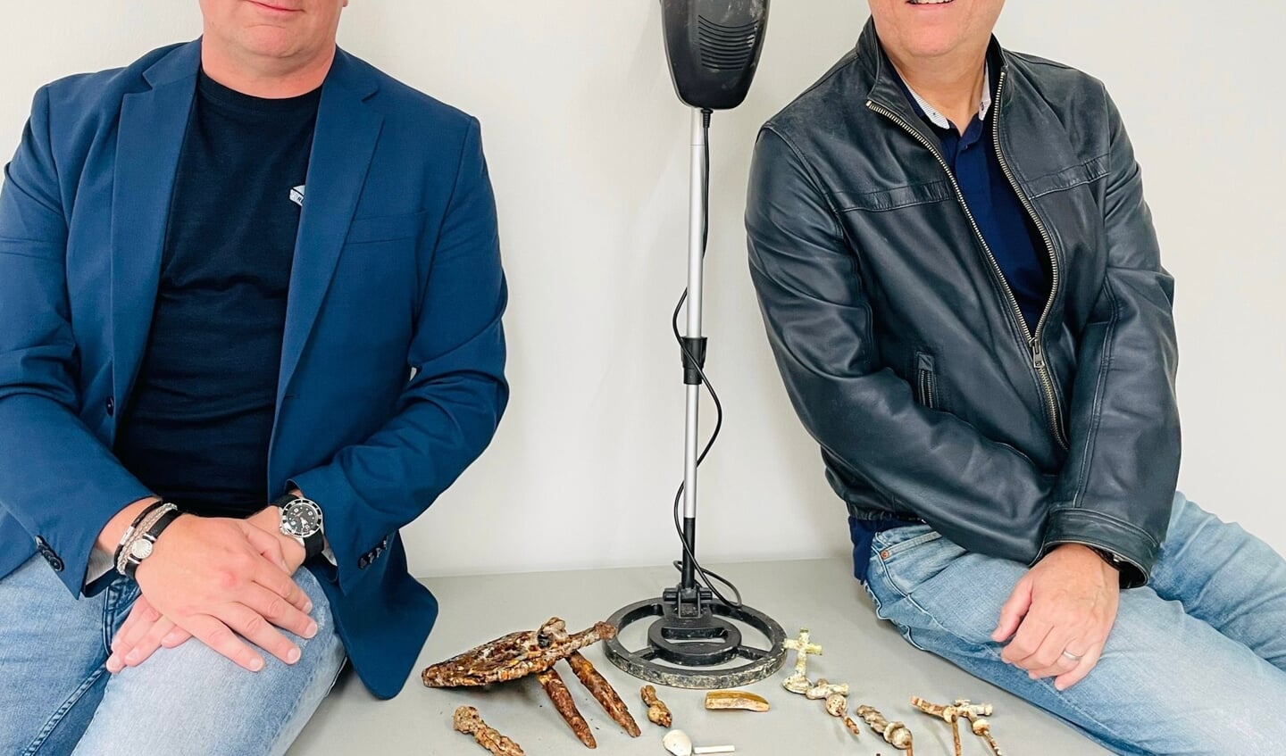 Willem van der Steeg (links) en Ronald Walsteijn (rechts) met een deel van de vondsten.