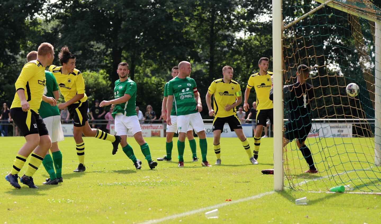 • Luuk Kuylenburg scoort vlak voor tijd de 2-1 binnen, maar in de slotfase ging het toch nog fout.