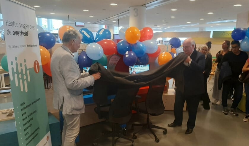 Opening van het IDO door burgemeester Backhuijs in de bibliotheek in Nieuwegein.  