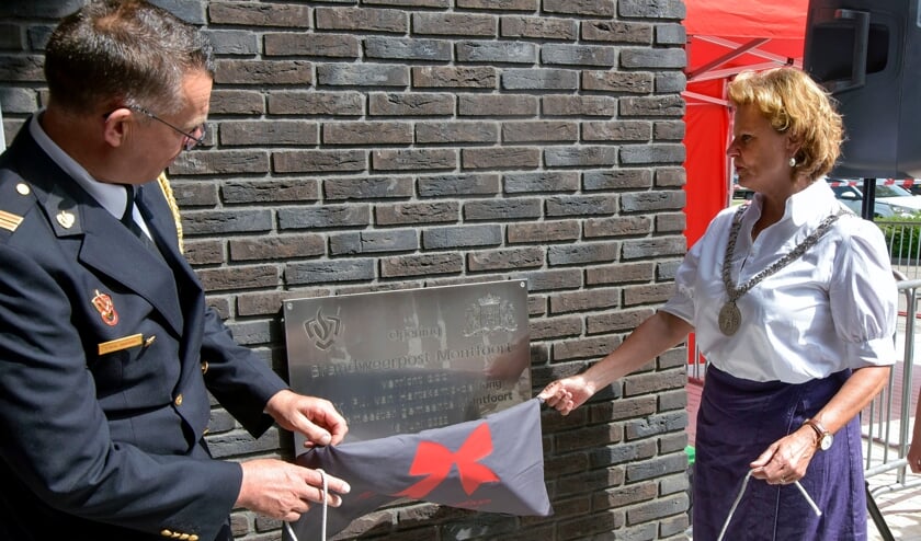 Met het onthullen van een bordje werd de Post Montfoort van de brandweer officieel geopend