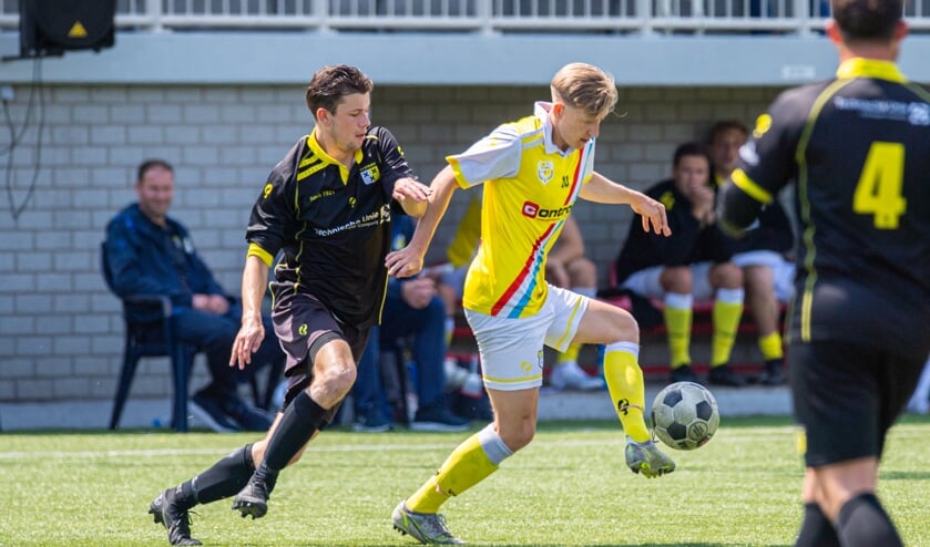 Actiebeeld van de voetbalwedstrijd tussen Spirit en Strijen in Ouderkerk aan den IJssel.