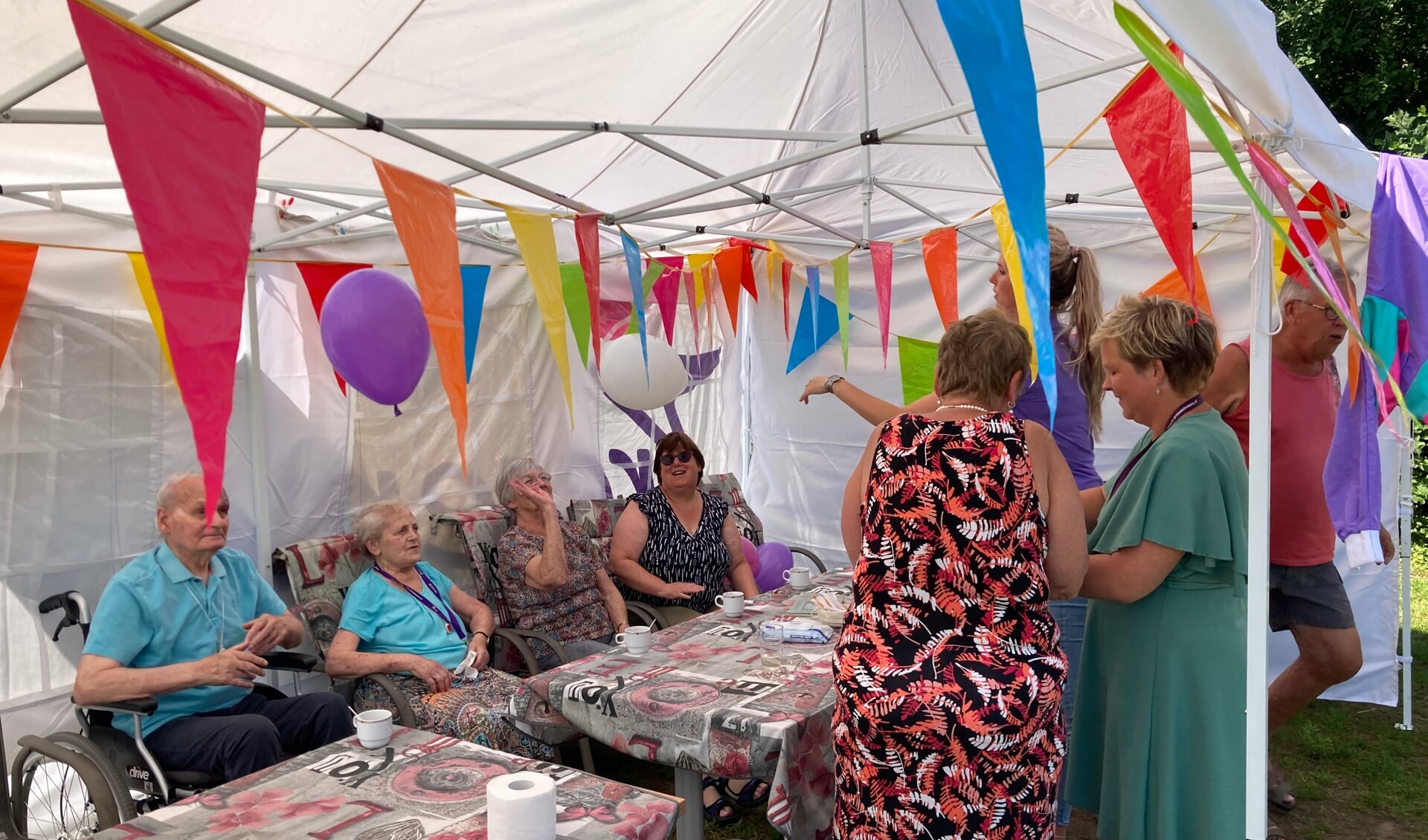 • Bewoners van Open Vensters vermaken zich met 'campingspelletjes', zoals ballonnen overtikken.