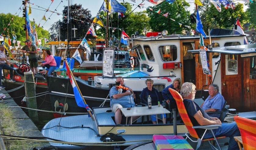 • Bezoekers en booteigenaren genieten van het lekkere weer en sfeertje tijdens de Havendagen Woerden.