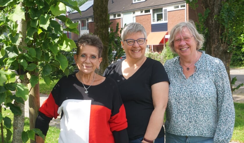 <p>Margreet, Nancy en Ella zijn klaar voor de start van hun bewonersinitiatief.</p>